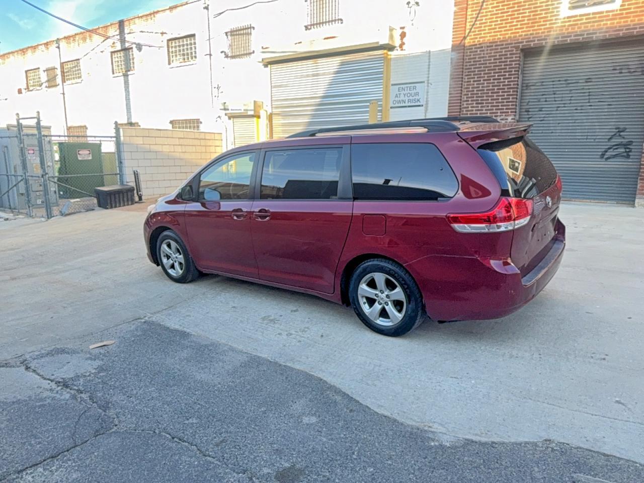 2011 Toyota Sienna Le - Фото 3