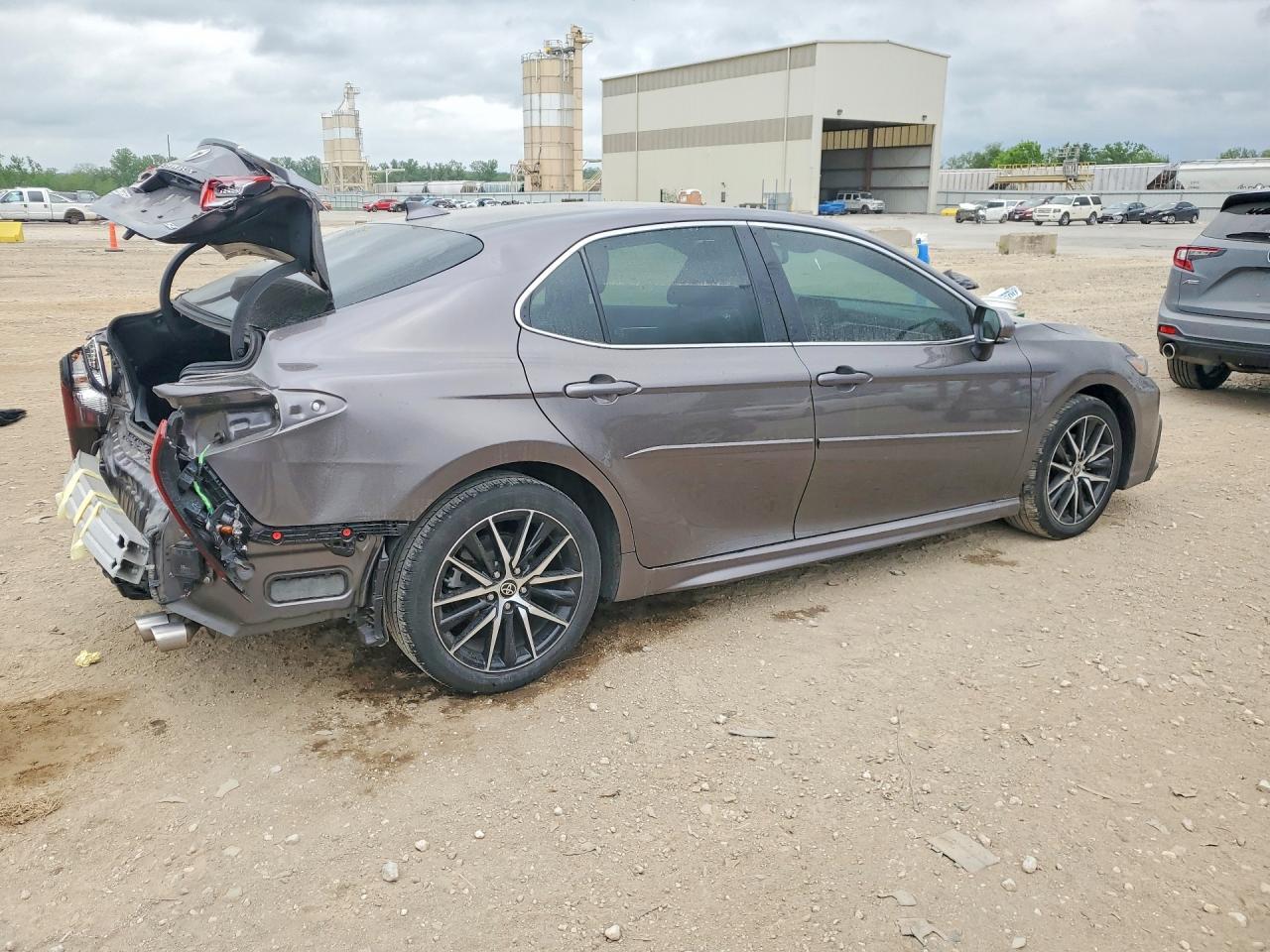 2024 Toyota Camry Se - Image 3