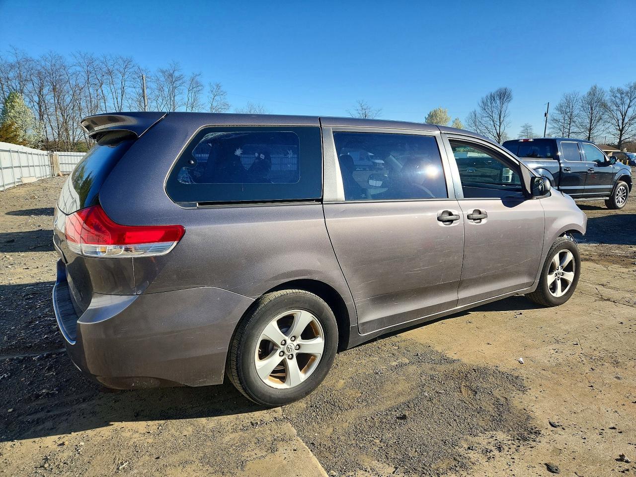 2013 Toyota Sienna L 7-Passenger - Фото 3