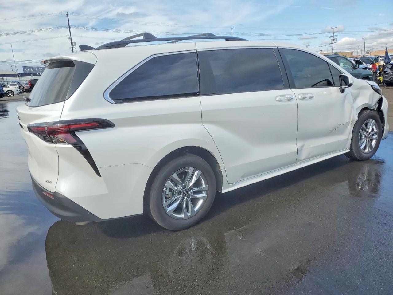 2025 Toyota Sienna Xle 7-Passenger - Image 3