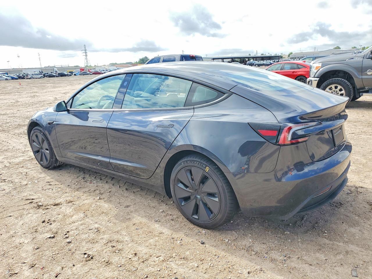 2026 Tesla Model 3 - Фото 2