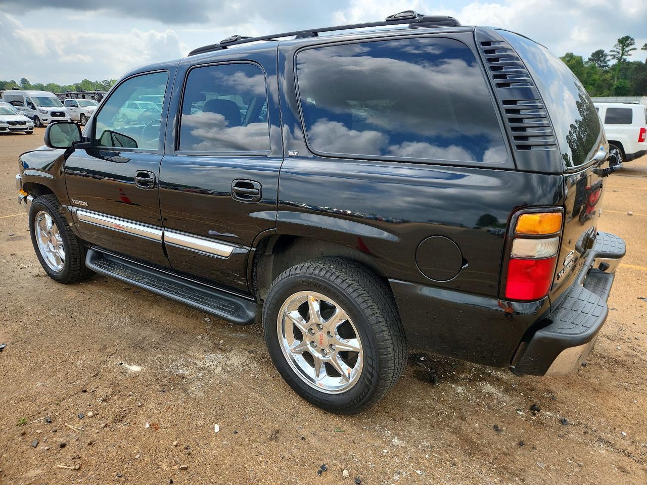 2004 GMC Yukon - Image 2