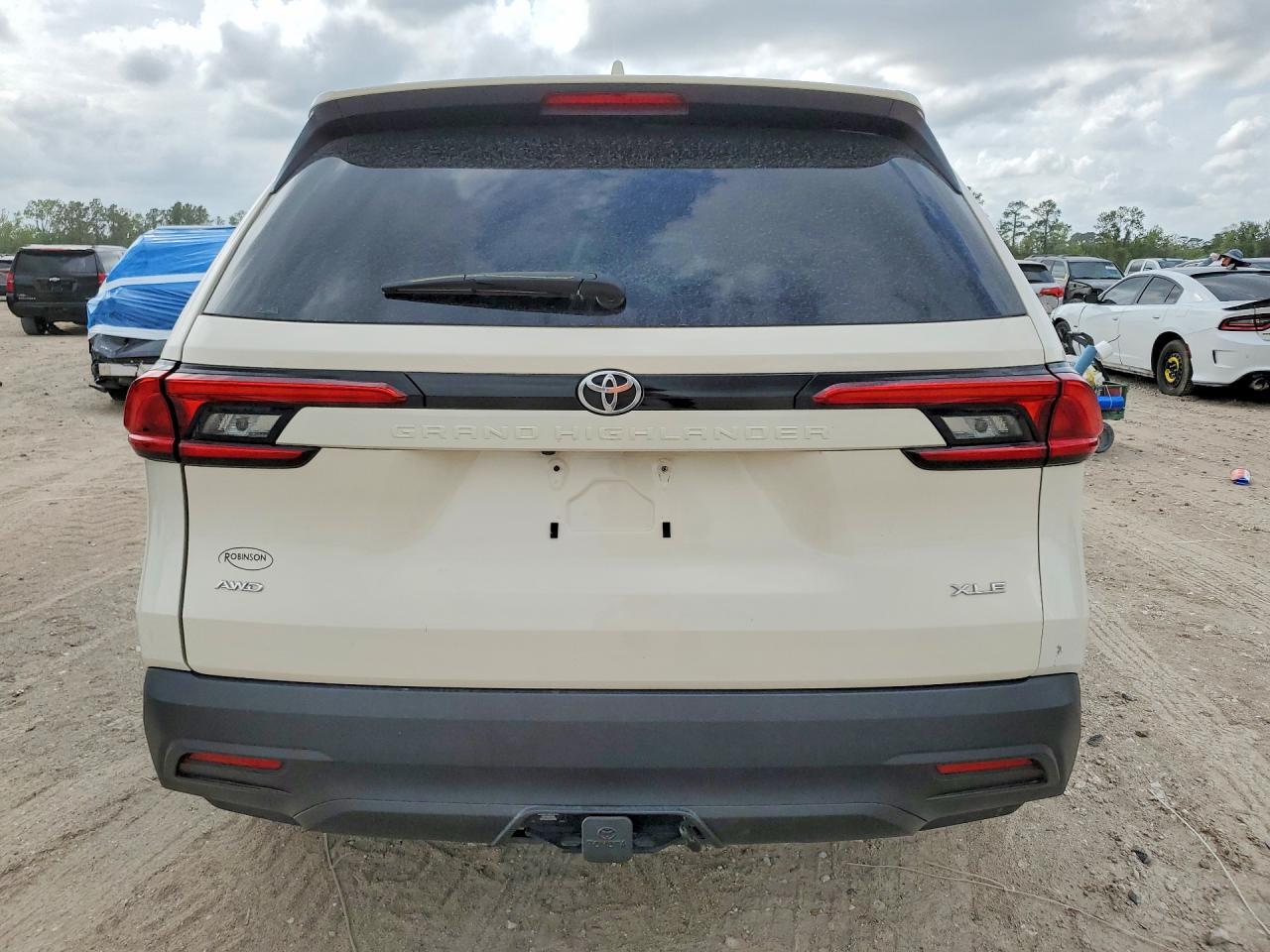 2024 Toyota Grand Highlander Xle - Image 6