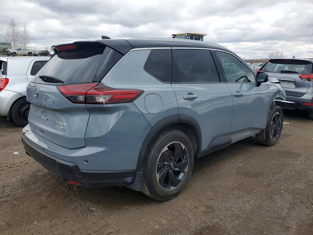 2023 Nissan Rogue Platinum - Image 3