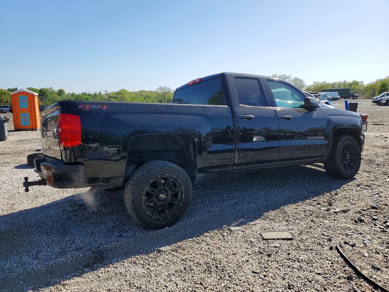 2018 Chevrolet Silverado K1500 Custom - Фото 3