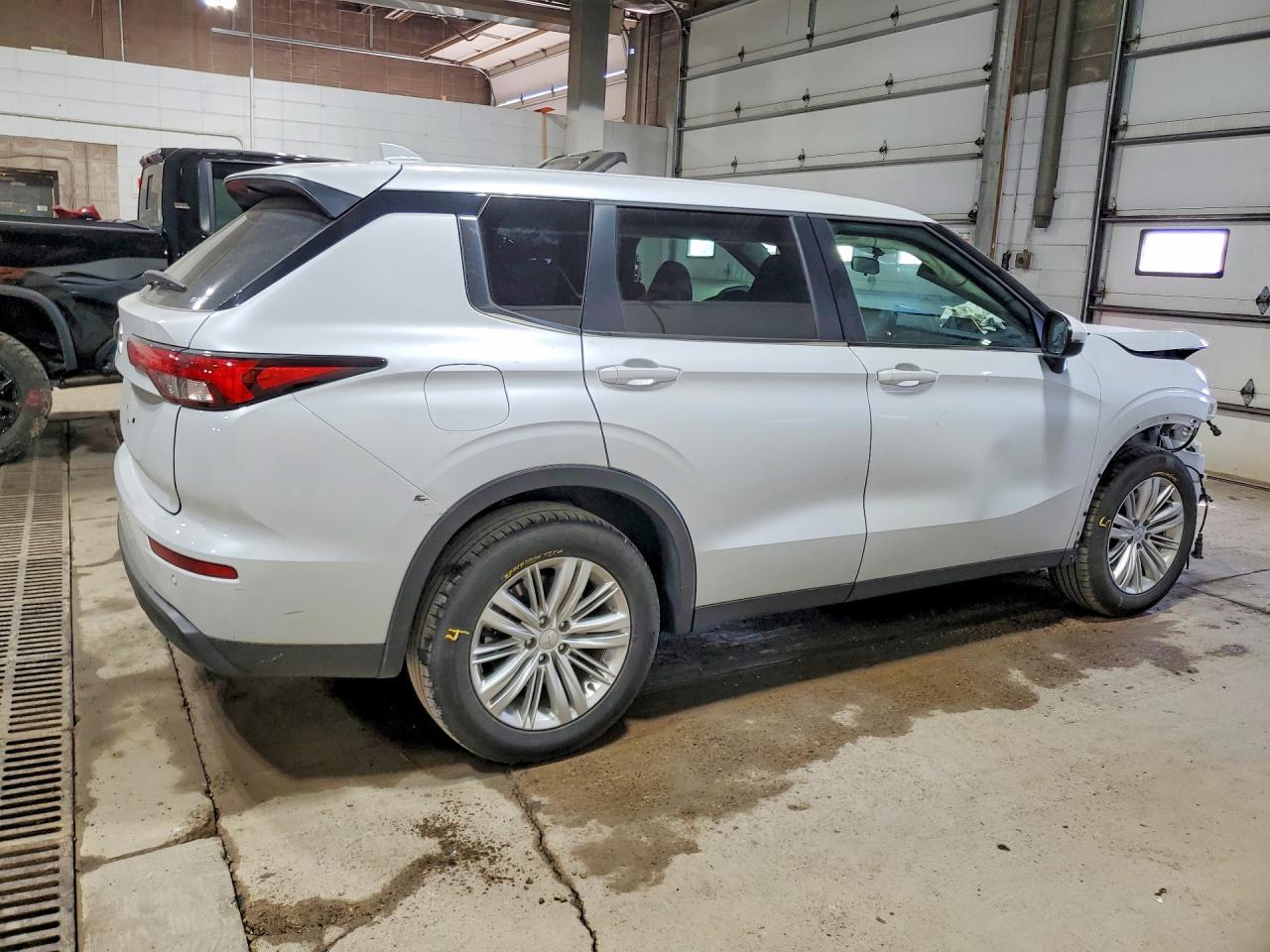 2023 Mitsubishi Outlander Es - Фото 3