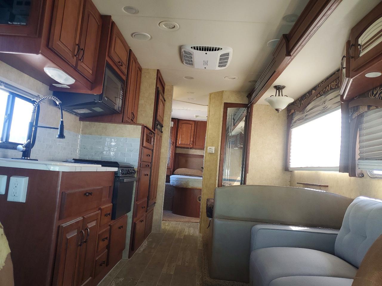 2010 Ford Econoline E450 Super Duty Cutaway Van - Image 5