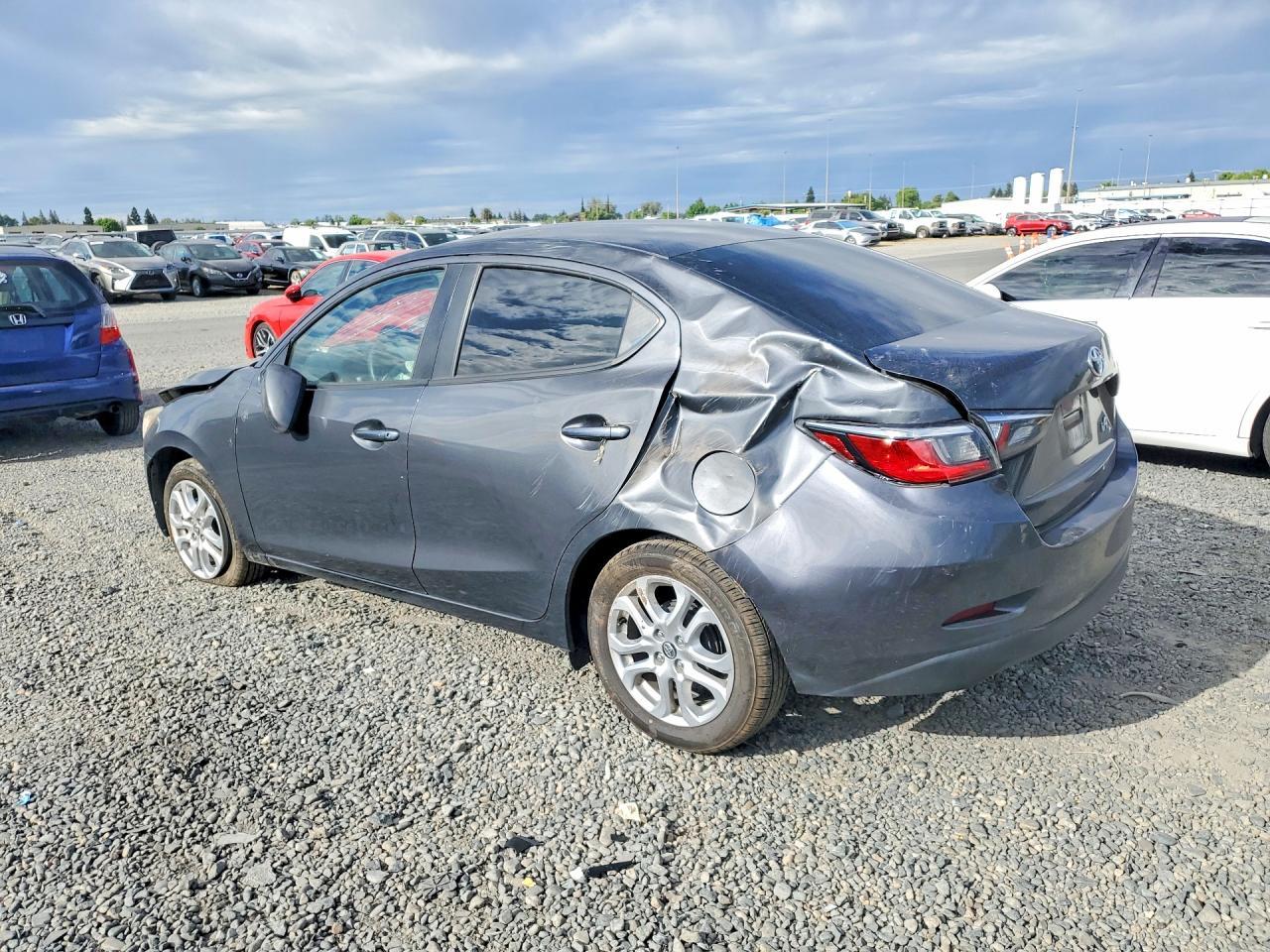 2018 Toyota Yaris Ia Base - Image 2