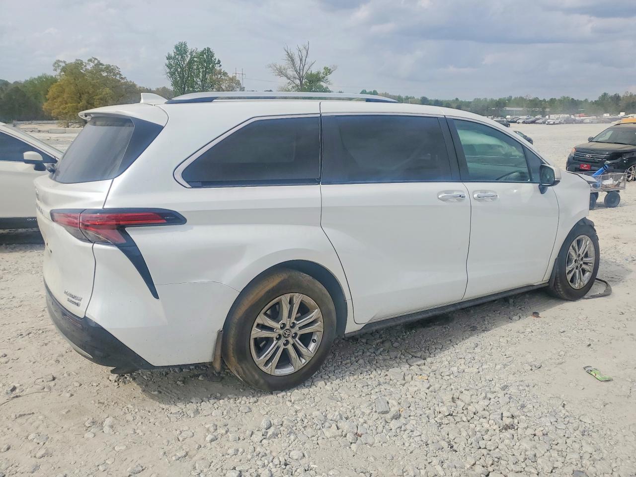2023 Toyota Sienna Platinum 7-Passenger - Фото 3