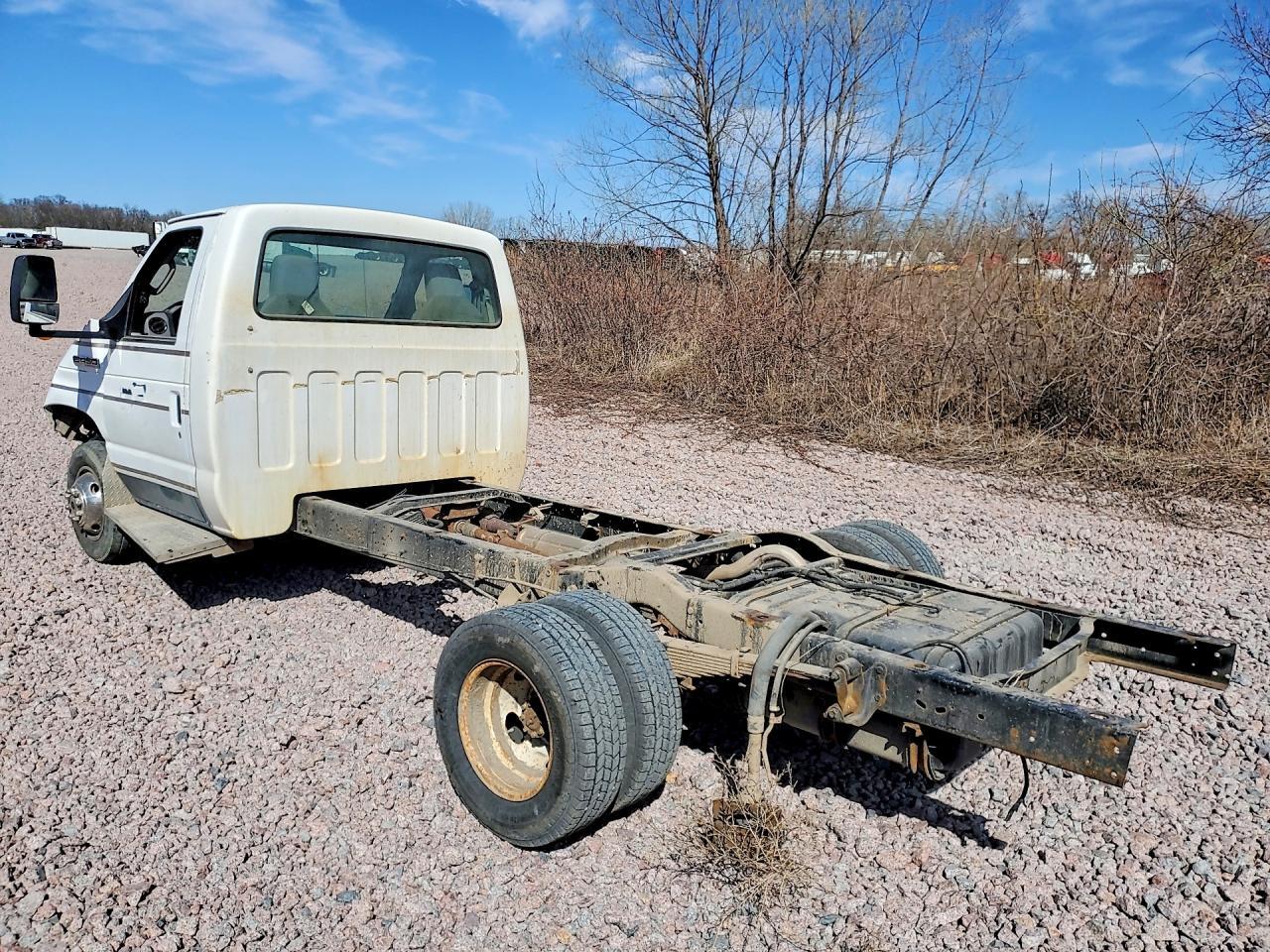 2015 Ford Econoline E450 Super Duty Cutaway Van - Image 2