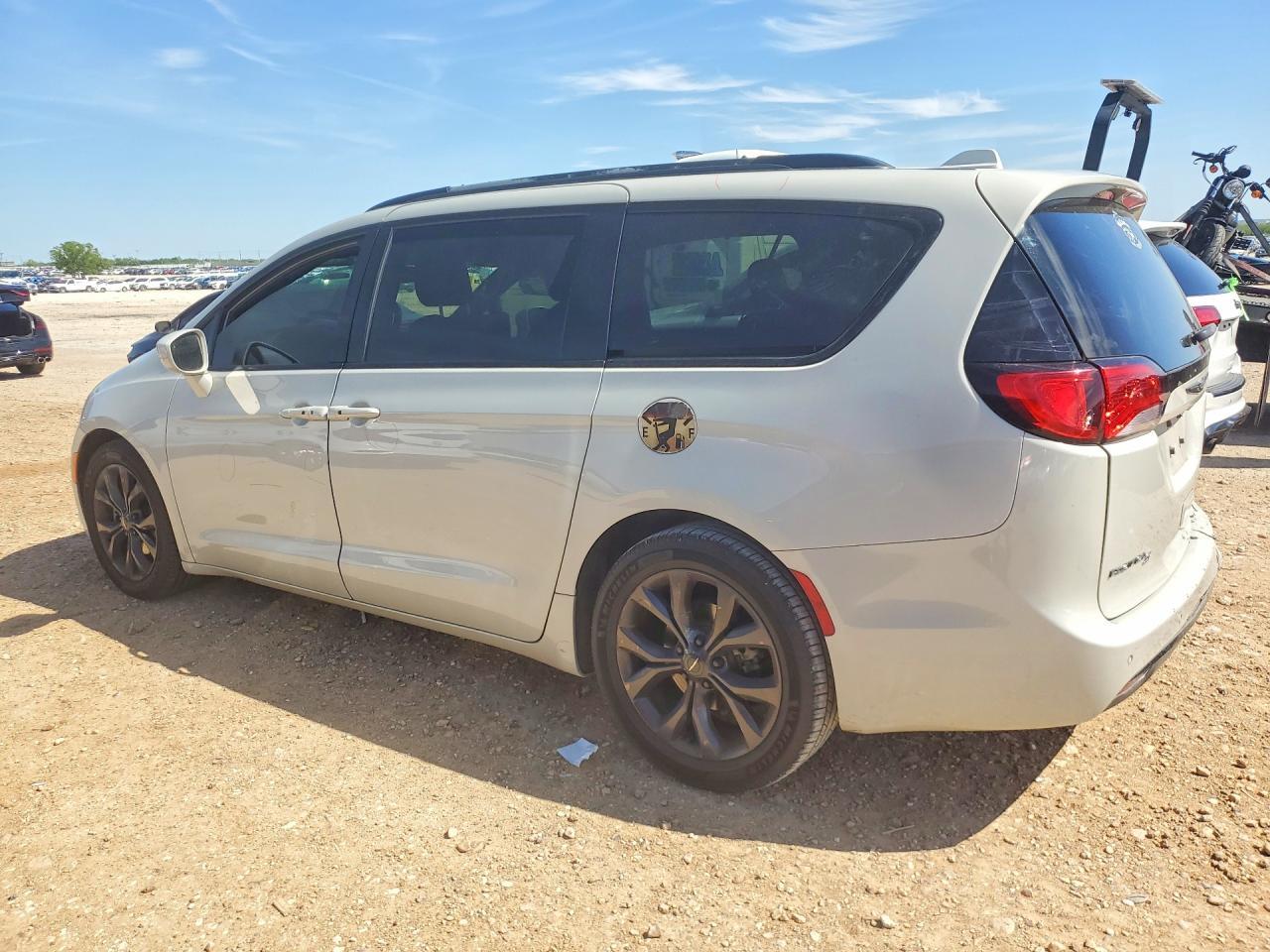 2020 Chrysler Pacifica Touring - Фото 2
