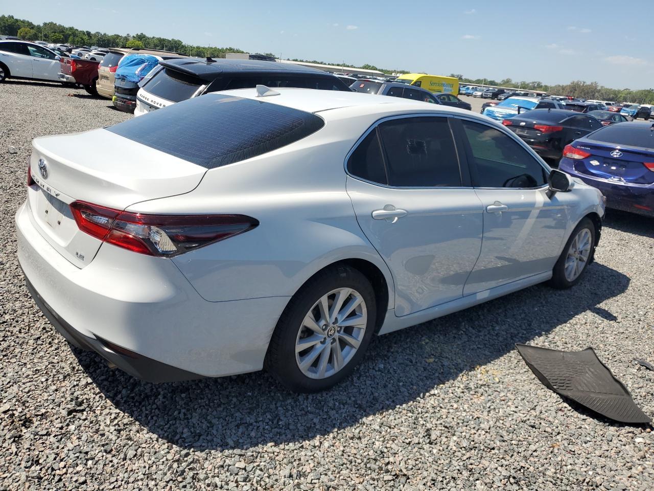 2022 Toyota Camry Le - Фото 3