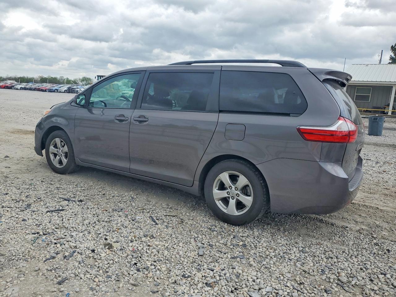 2017 Toyota Sienna - Фото 2