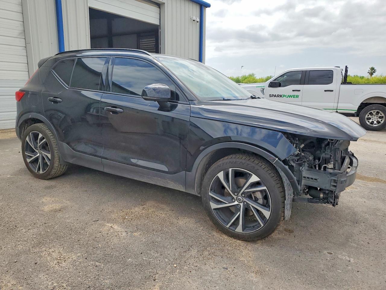 2021 Volvo Xc40 T5 R-Design - Image 4