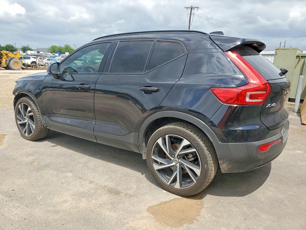2021 Volvo Xc40 T5 R-Design - Image 2