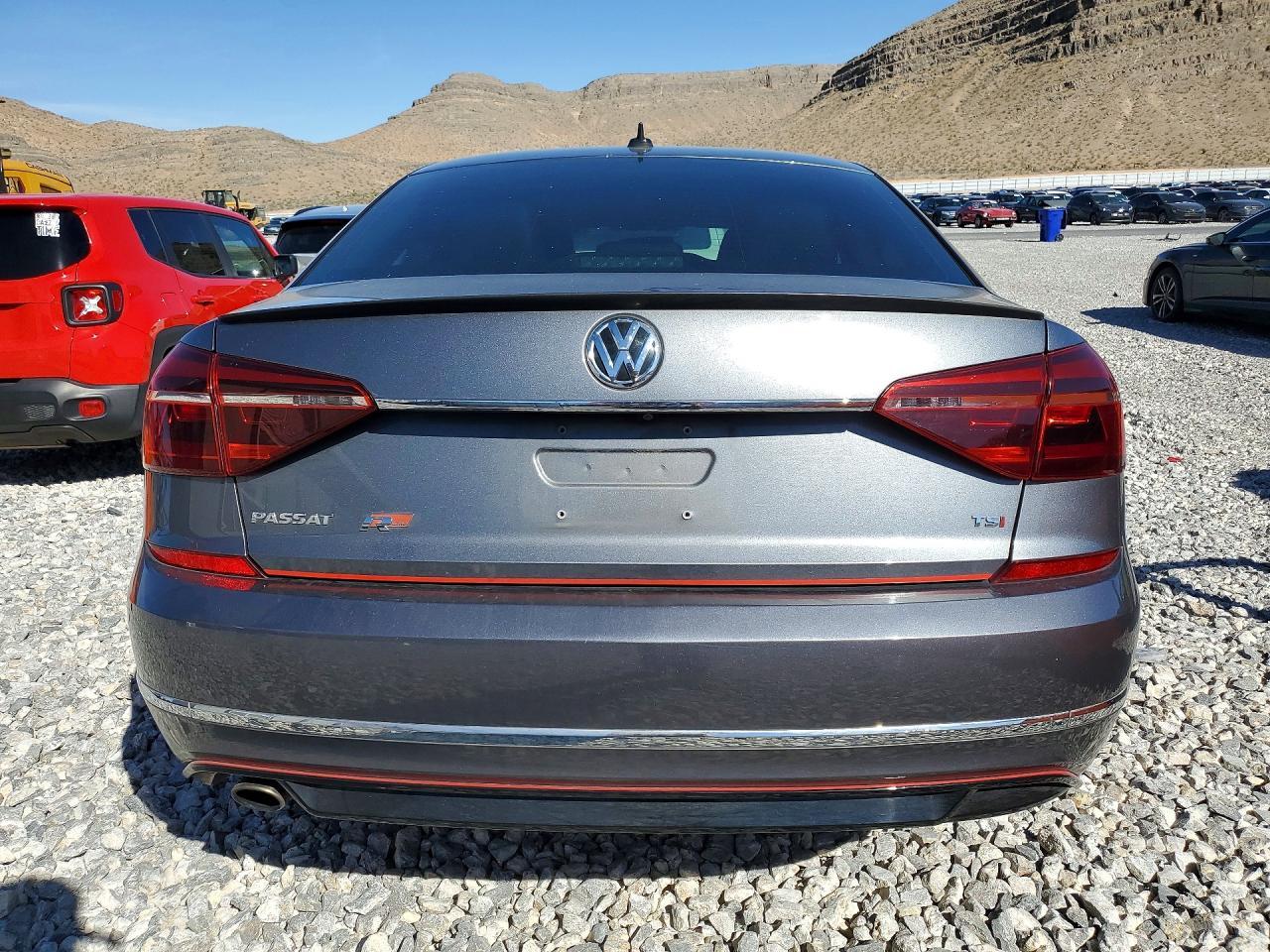 2017 Volkswagen Passat R-Line - Фото 6