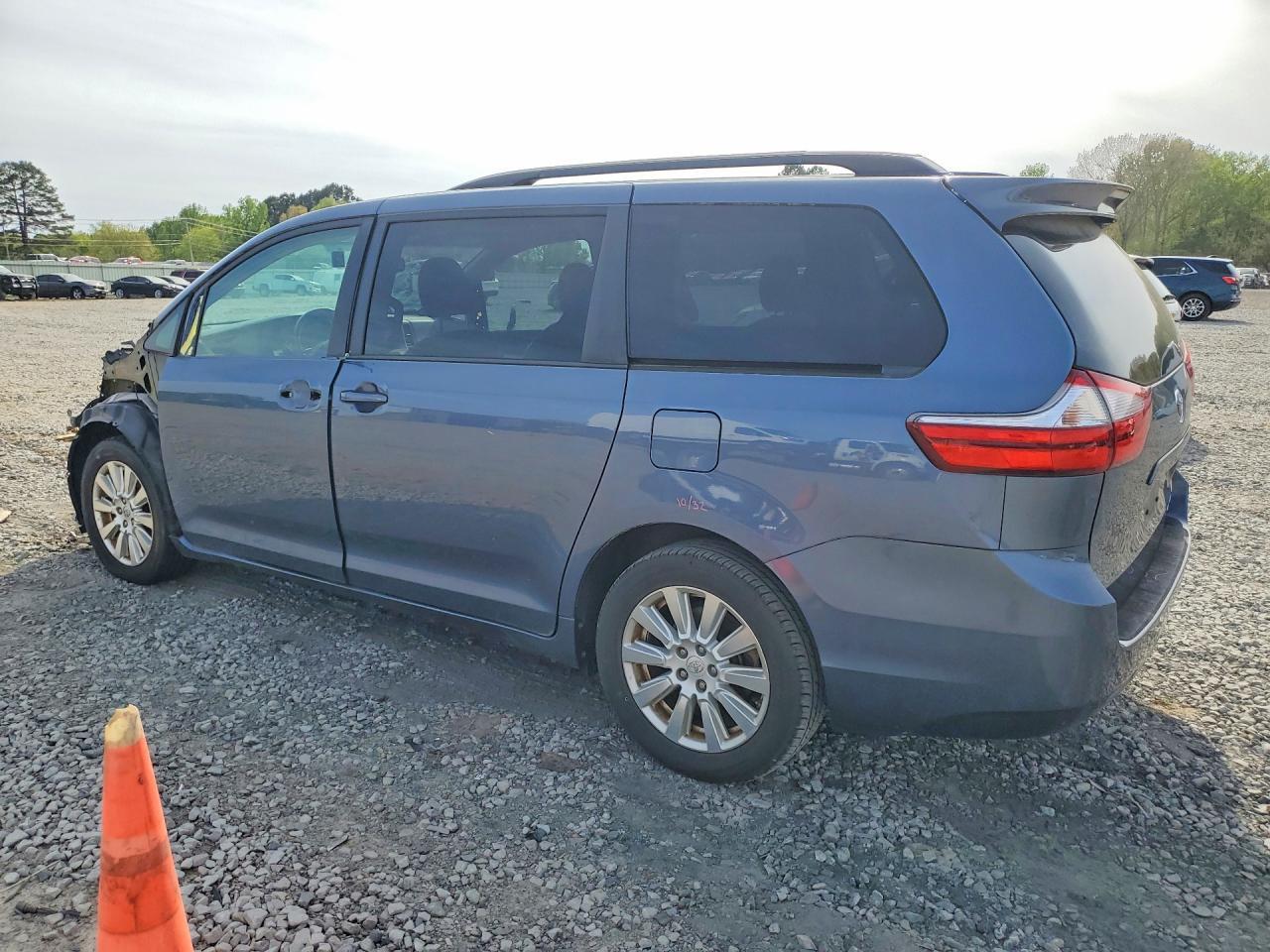 2017 Toyota Sienna Le 7-Passenger - Image 2