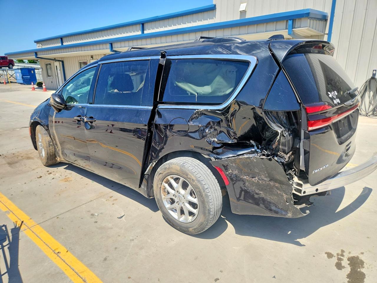 2022 Chrysler Pacifica Touring L - Image 2