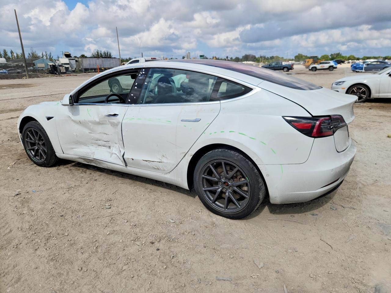 2018 Tesla Model 3 - Фото 2
