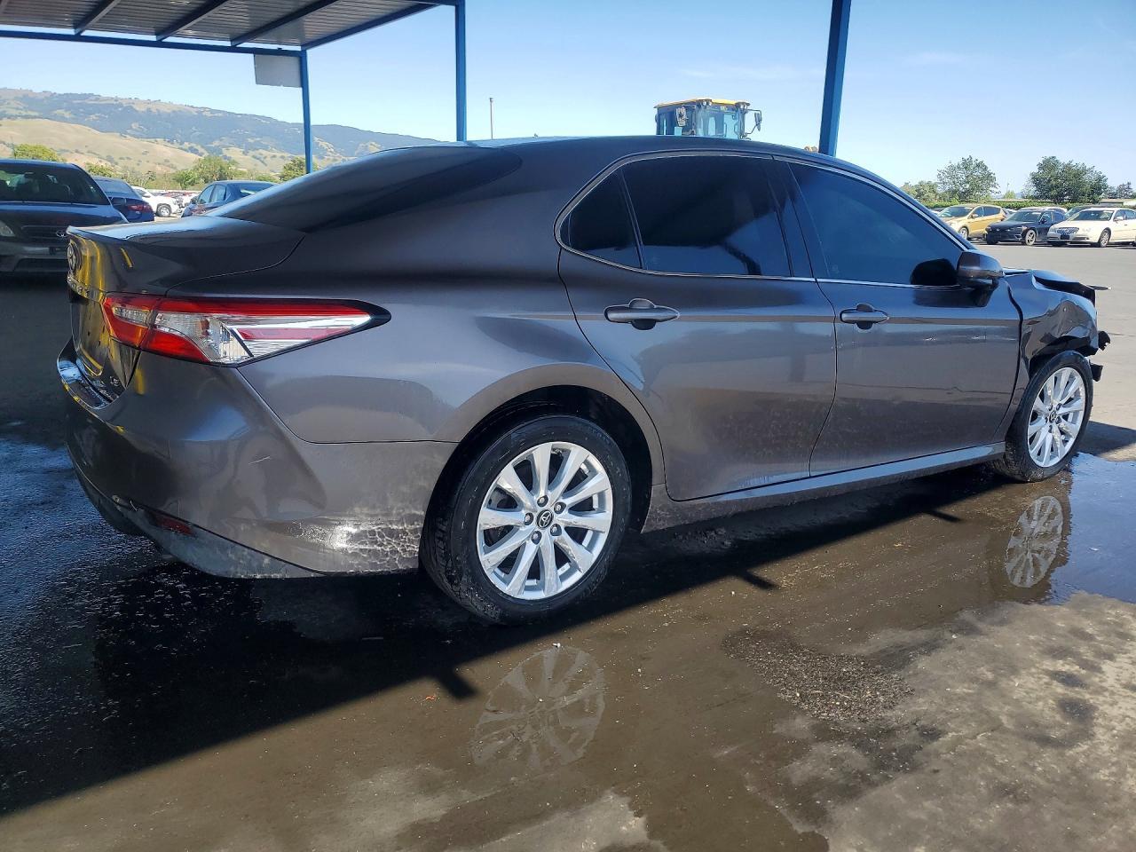 2018 Toyota Camry Le - Фото 3
