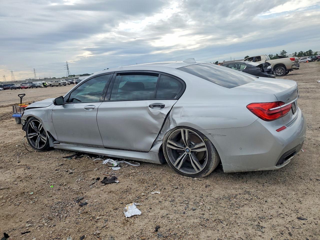 2017 BMW 750 Xi - Image 2
