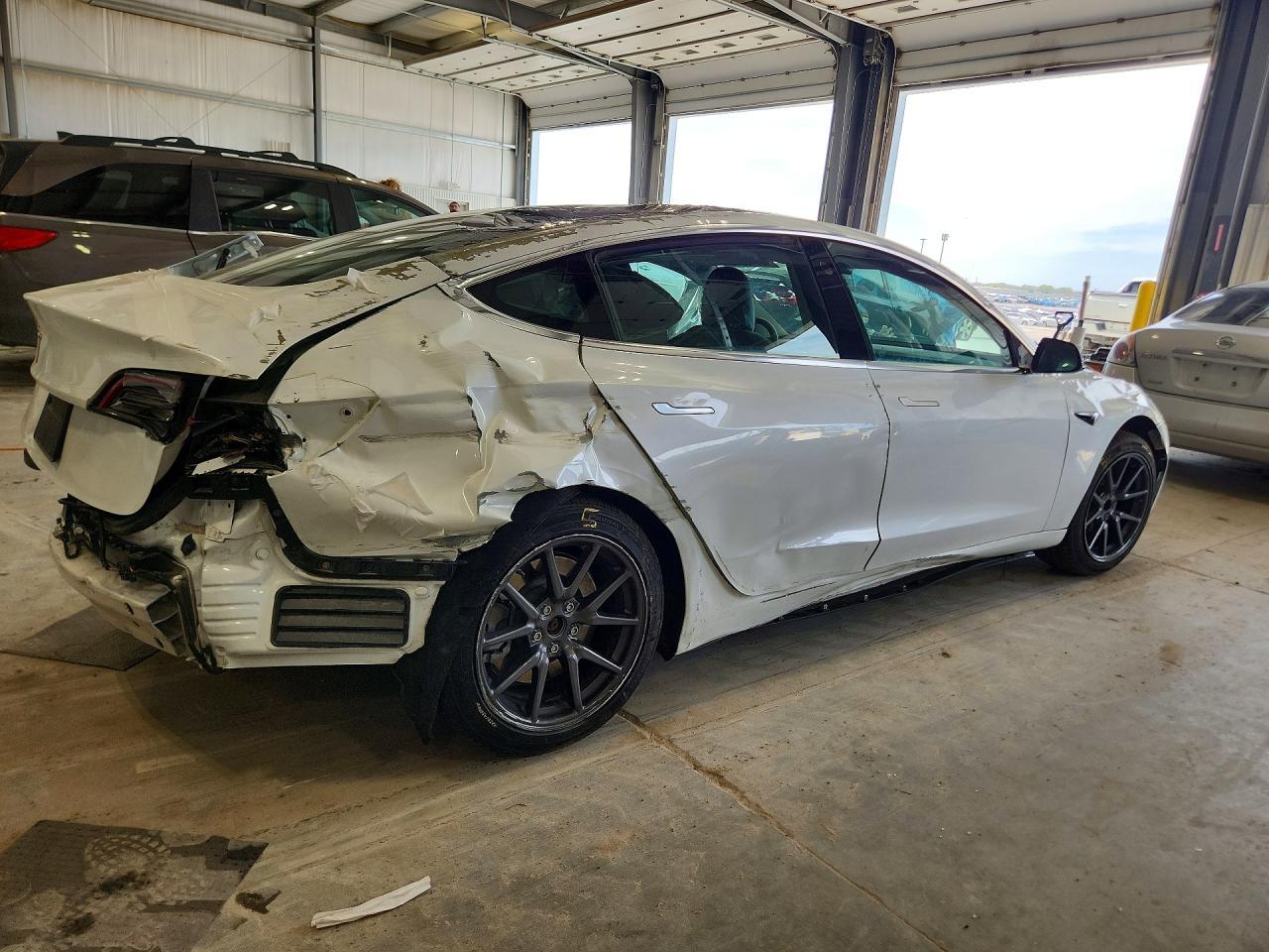 2020 Tesla Model 3 - Фото 3