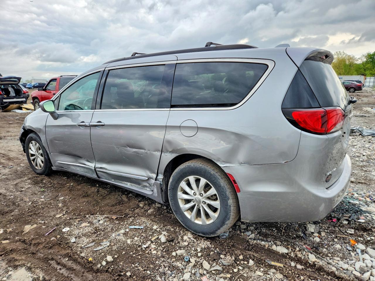 2017 Chrysler Pacifica Touring L - Фото 2