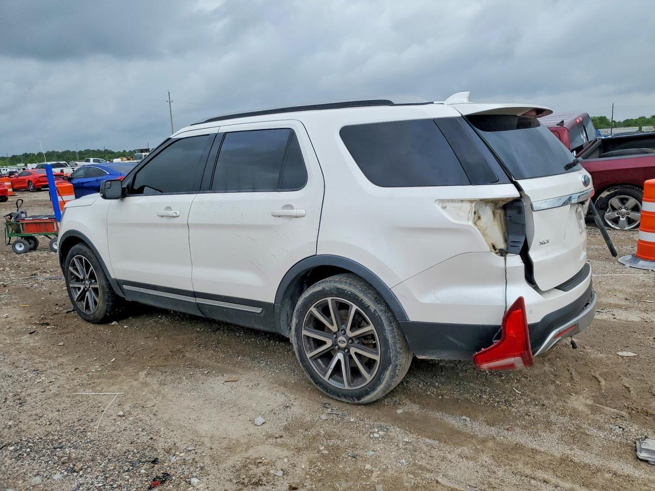 2016 Ford Explorer Xlt - Фото 2
