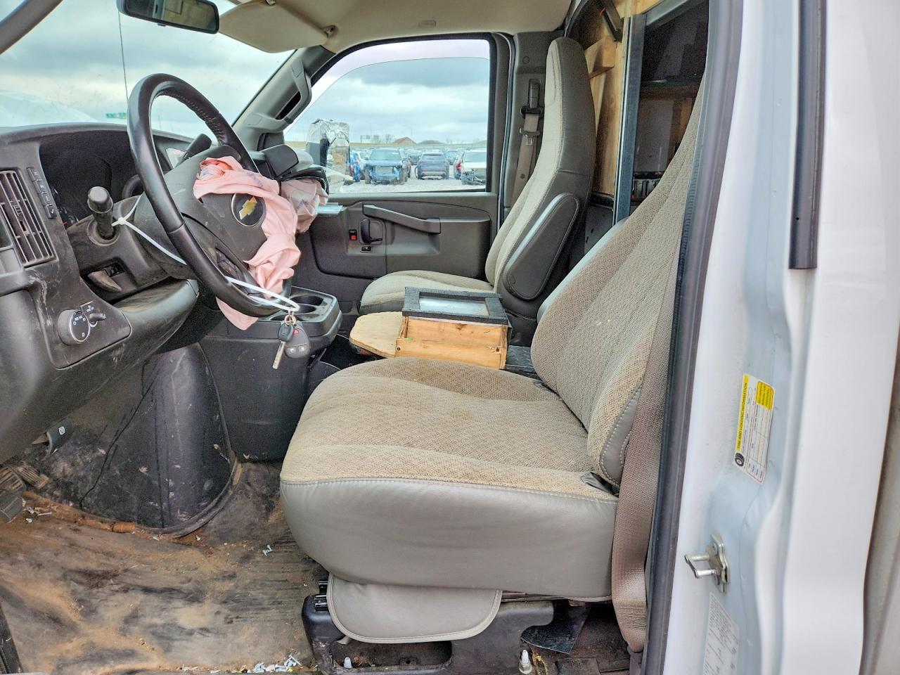 2023 Chevrolet Express Box Truck - Фото 7