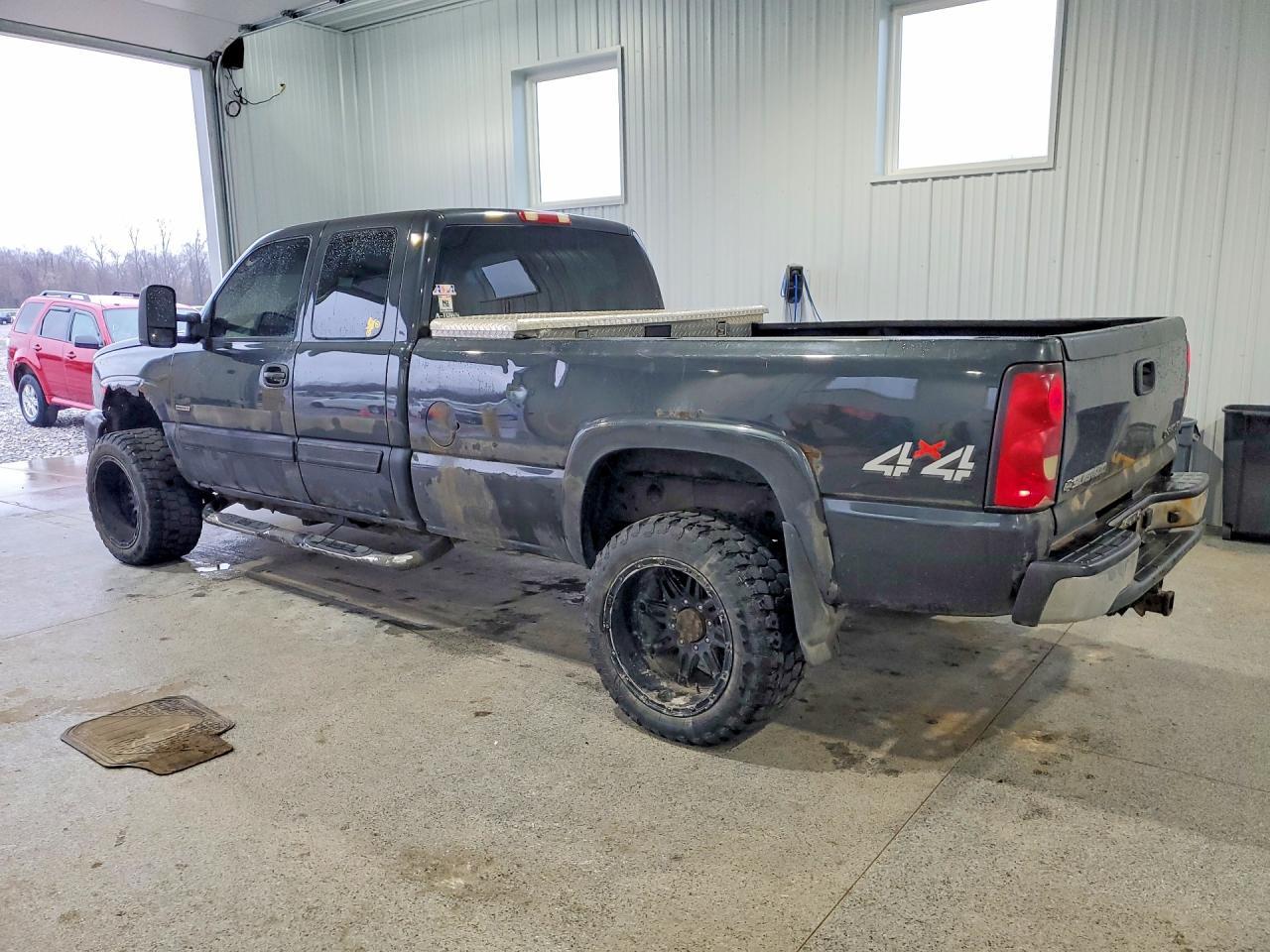 2004 Chevrolet Silverado K2500 Heavy Duty - Image 2