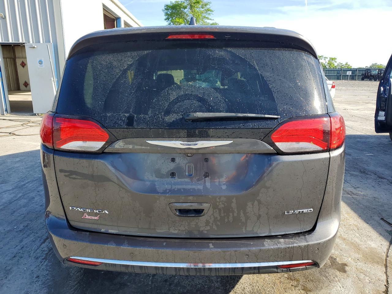 2018 Chrysler Pacifica Limited - Image 6