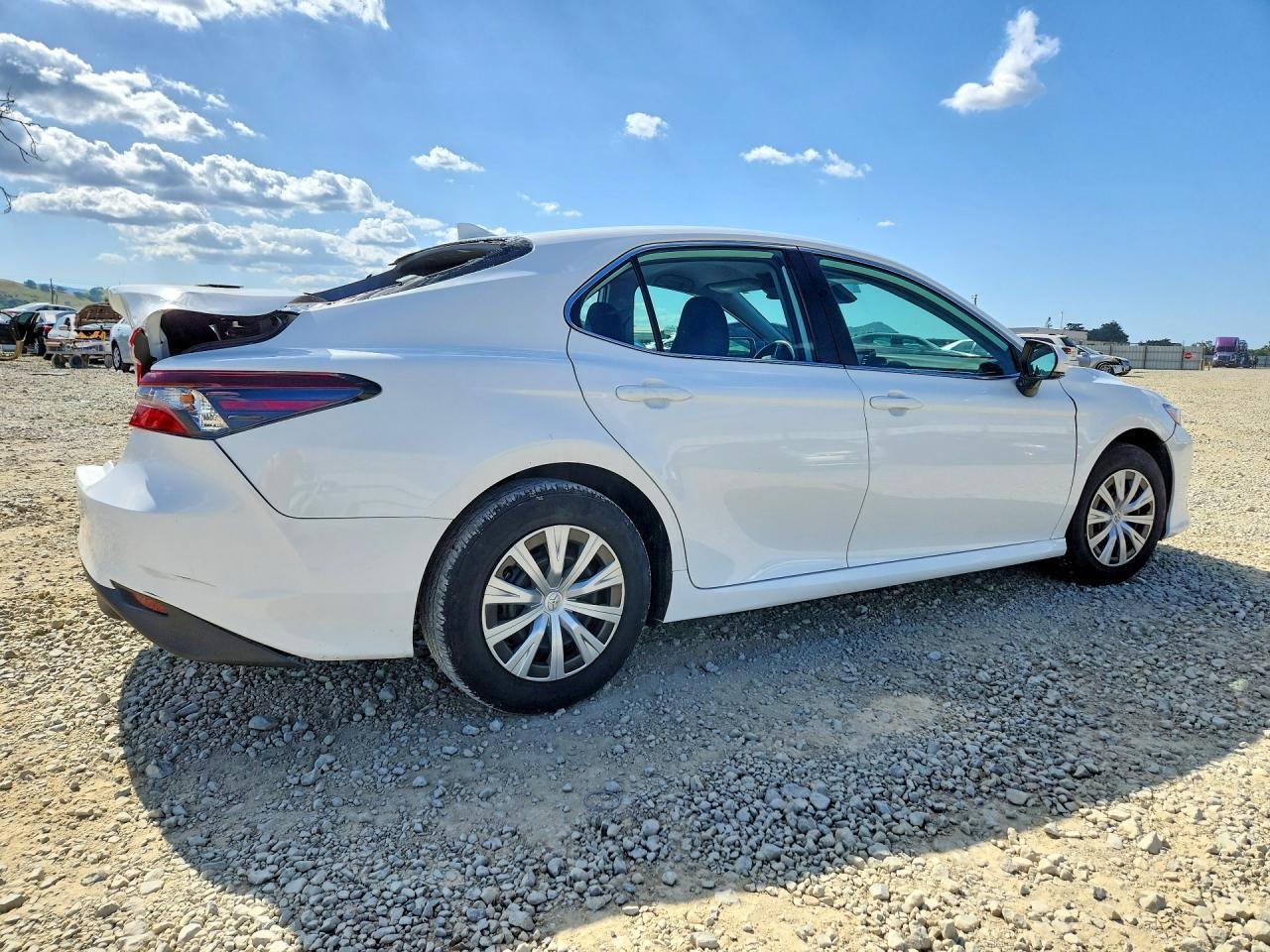 2023 Toyota Camry Le - Фото 3
