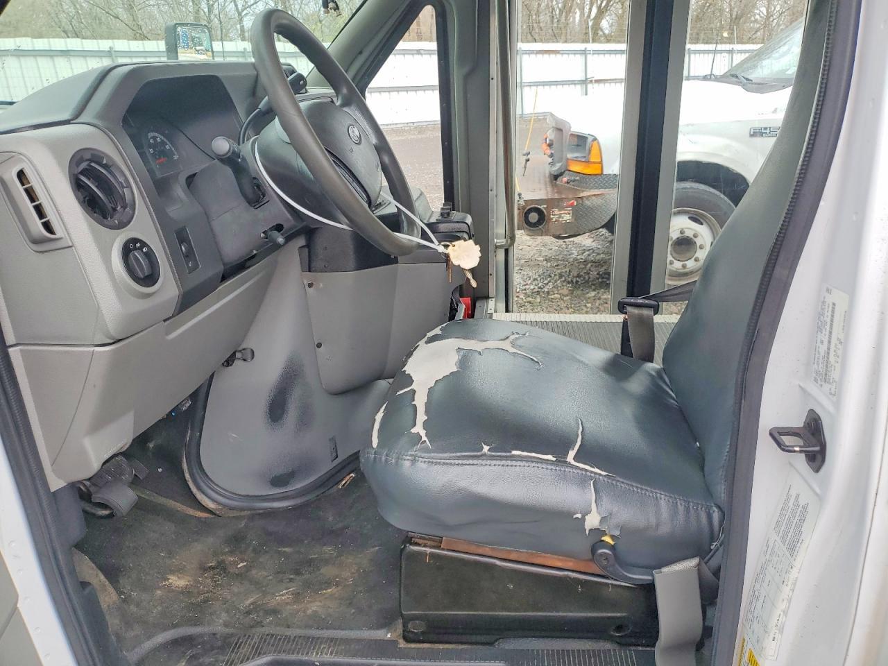 2017 Ford Econoline E350 Super Duty Cutaway Van - Фото 5