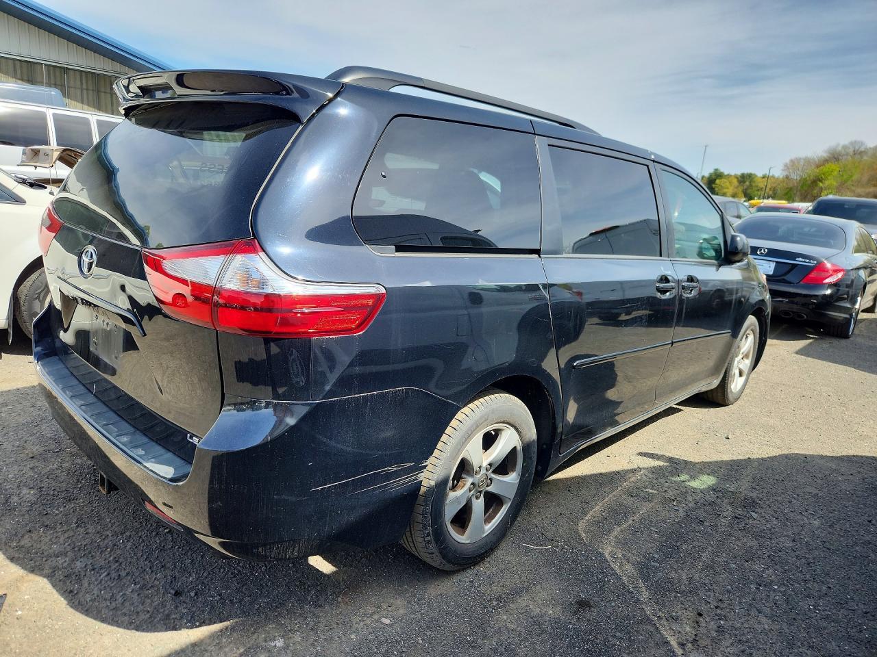 2017 Toyota Sienna Le - Фото 3