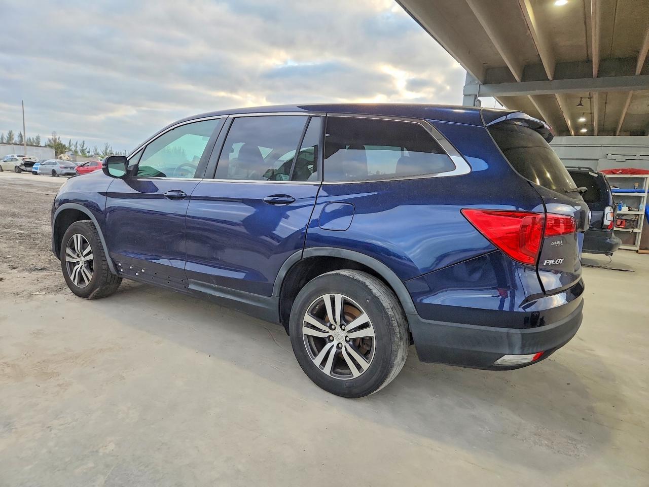 2017 Honda Pilot Ex - Image 2