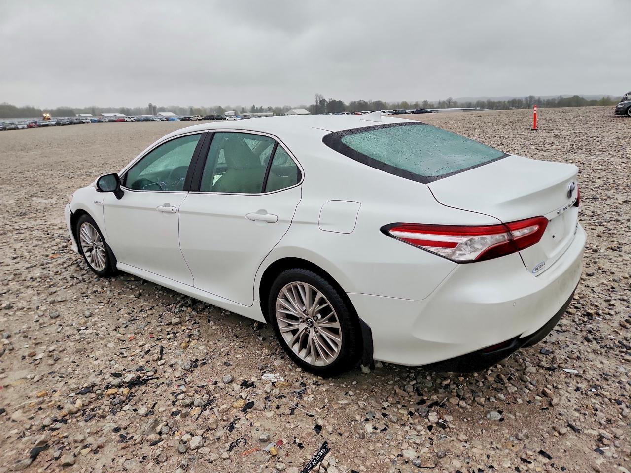 2018 Toyota Camry Hybrid Xle - Image 2