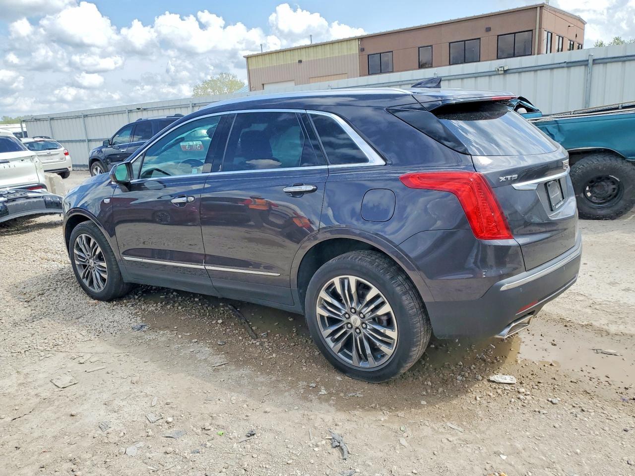 2017 Cadillac Xt5 Premium Luxury - Image 2