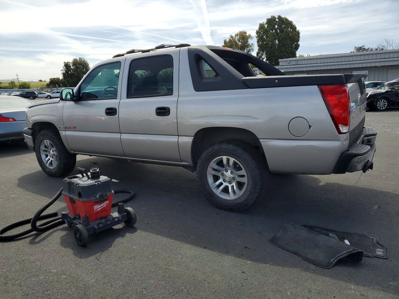 2004 Chevrolet Avalanche C1500 - Image 2