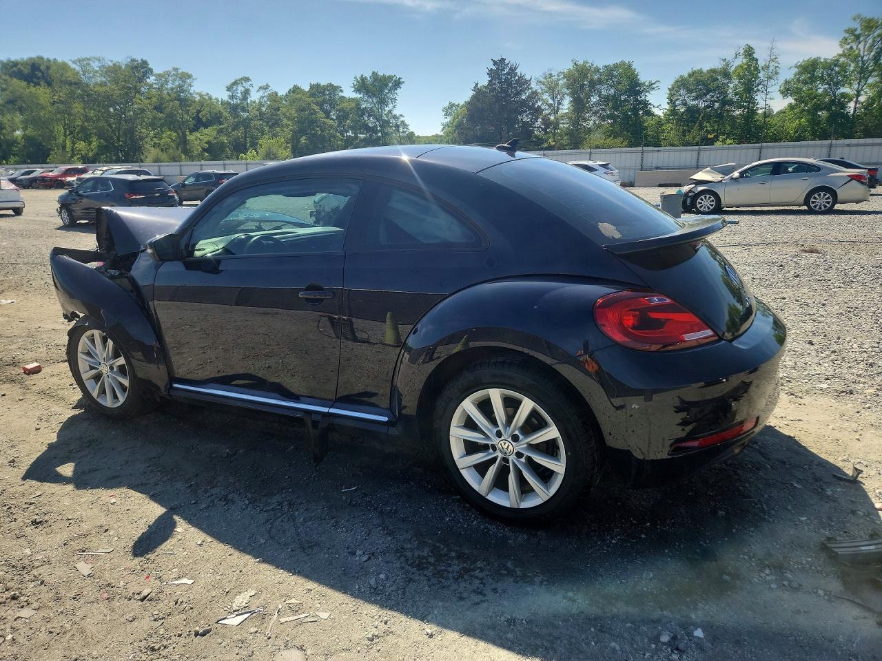 2018 Volkswagen Beetle S - Фото 2