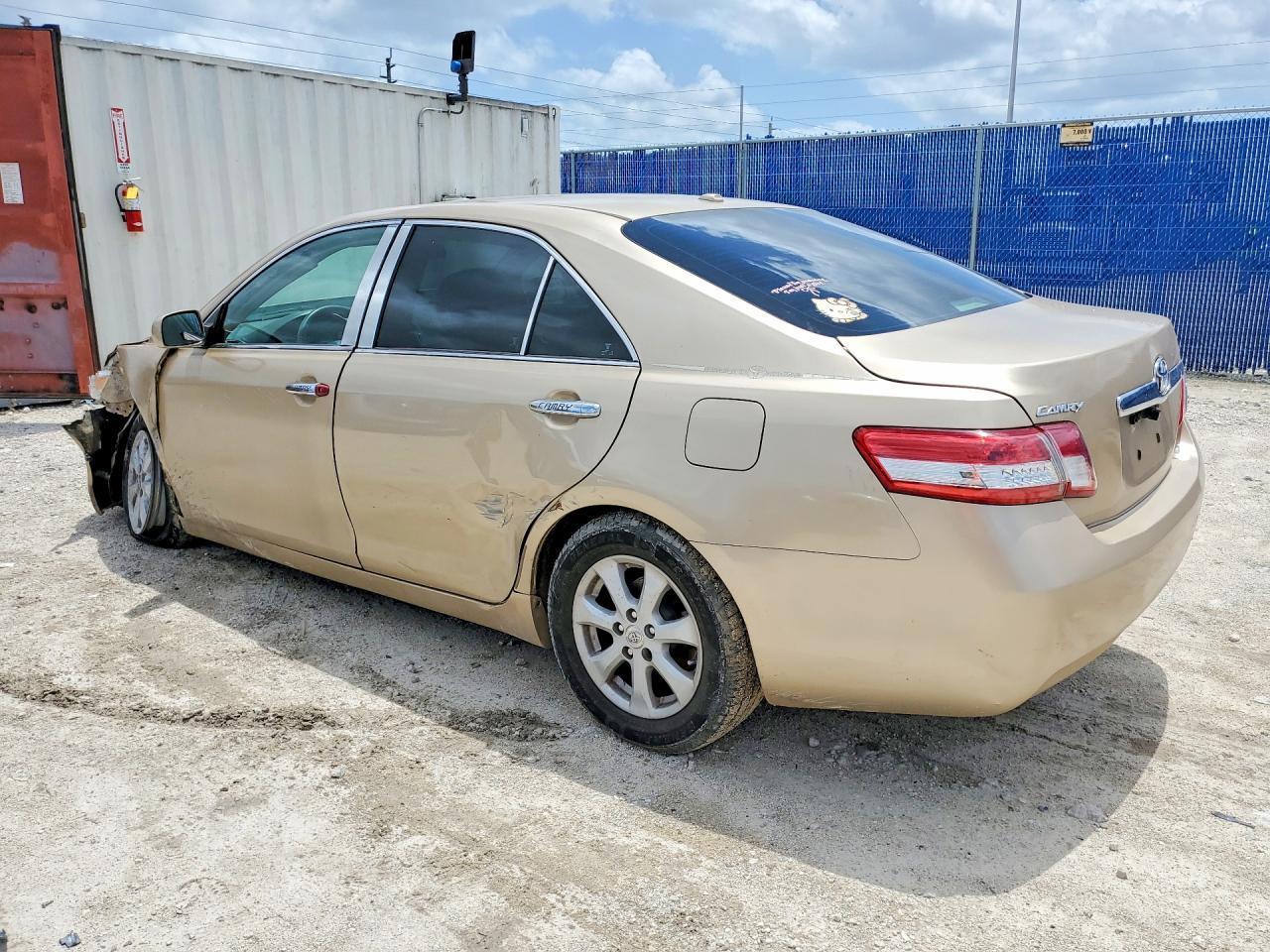 2010 Toyota Camry Le - Фото 3