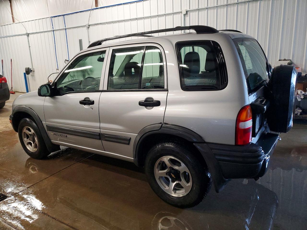 2002 Chevrolet Tracker - Image 2