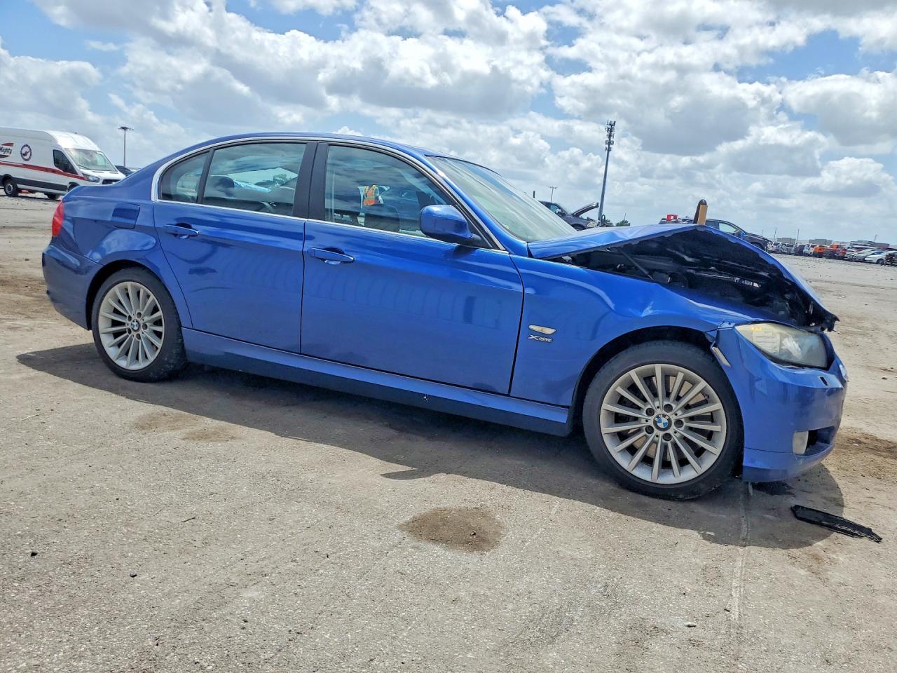 2011 BMW 335 Xi - Image 4