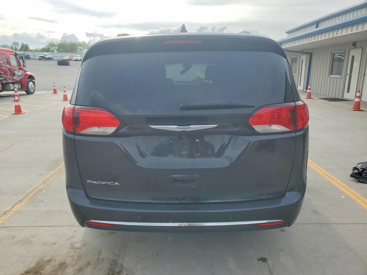 2018 Chrysler Pacifica Touring L - Image 6