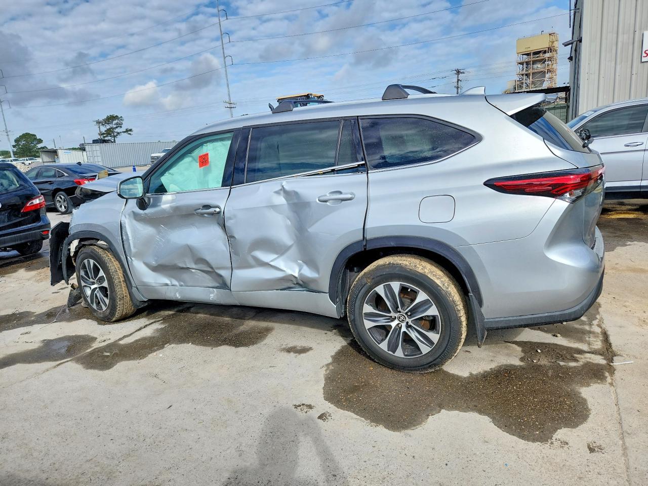 2021 Toyota Highlander Xle - Image 2