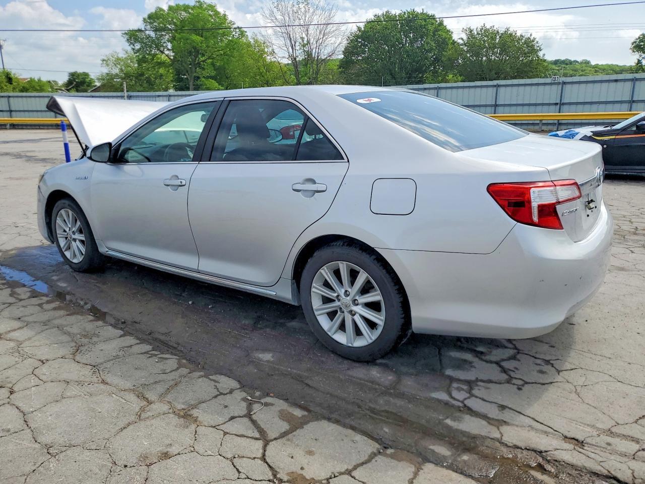 2014 Toyota Camry Hybrid Xle - Image 2