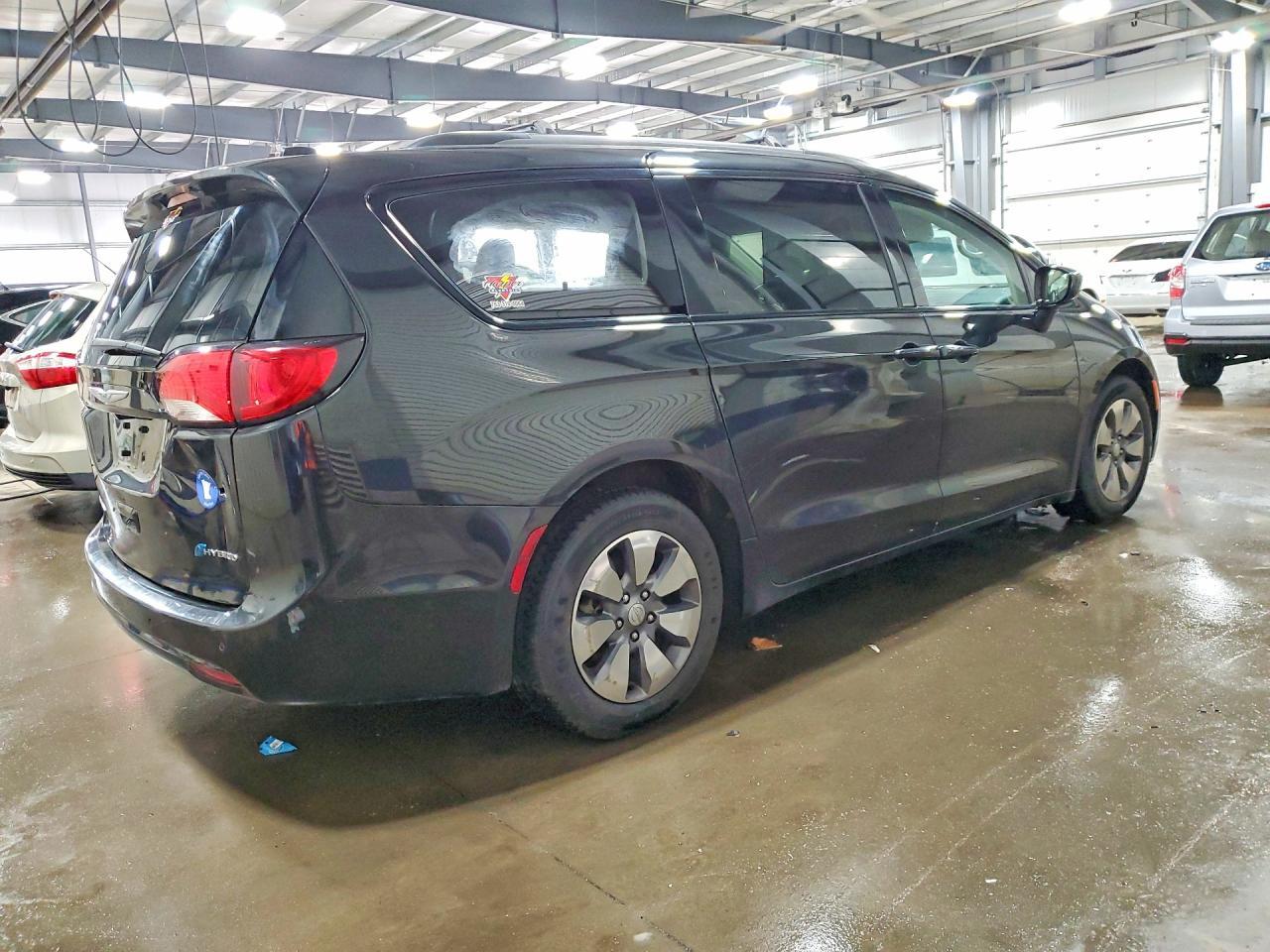 2018 Chrysler Pacifica Hybrid Touring L - Image 3
