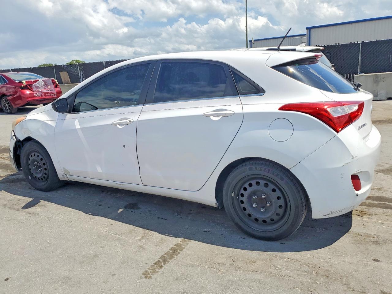 2016 Hyundai Elantra Gt Base - Image 2