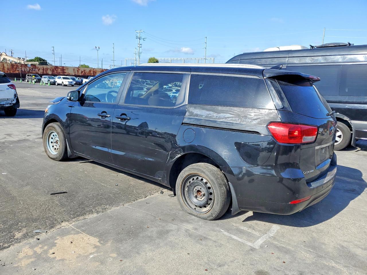 2016 Kia Sedona Lx - Image 2