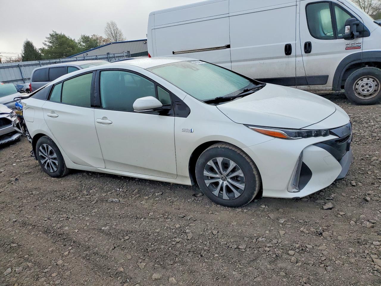 2020 Toyota Prius Prime Le - Image 4