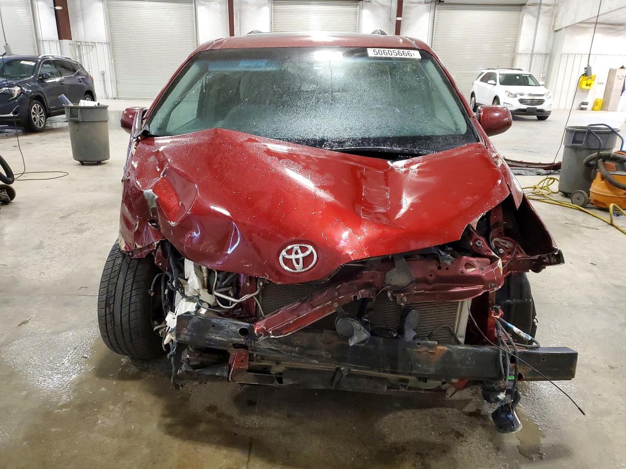 2015 Toyota Sienna Xle 8-Passenger - Image 5
